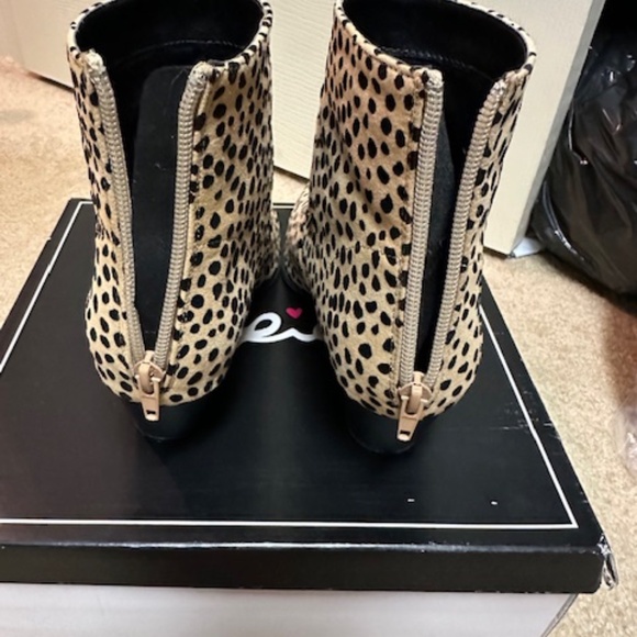 NIB QUPID LEOPARD CHEETAH FAUX FUR SHORT BOOTIE SIZE 6 - Picture 2 of 6